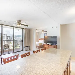 Deluxe Studio Near Waikiki Beach - Free Parking & Outdoor Pool Apartment